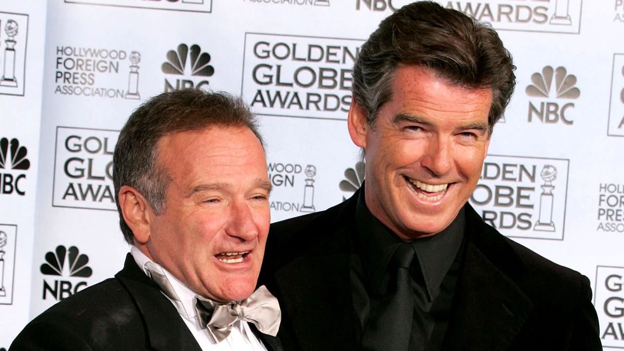mrs-doubtfire-pierce-brosnan-ricorda-robbie-williams-nessuno-ridere-cosi-v3-798482